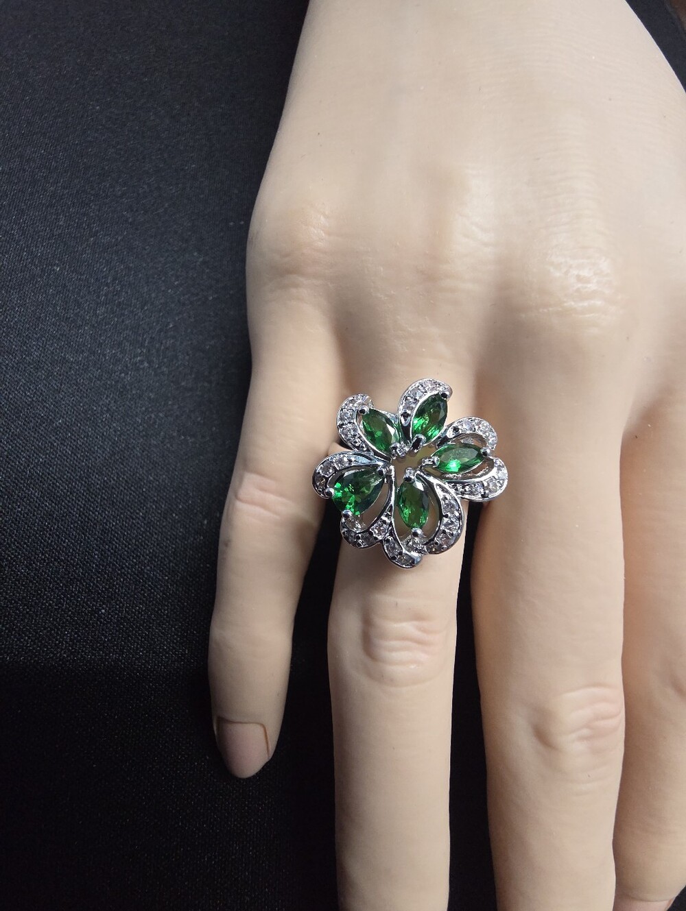 Swarovski Green Crystal Flower Ring Size 9 Silver Tone Statement Ring